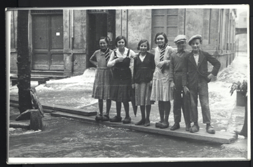 Inundació de Banyoles a causa del desbordament de l'estany. Placeta dels Estudis