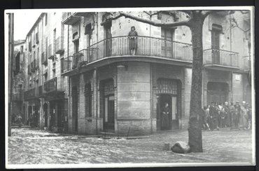 Inundació de Banyoles a causa del desbordament de l'estany. Xamfrà del carrer del Mercadal amb el carrer de la Canal