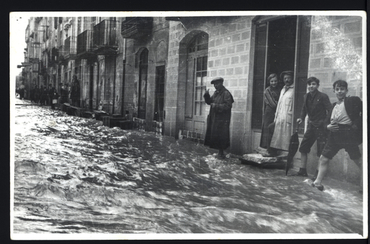 Inundació de Banyoles a causa del desbordament de l'estany. Plaça dels Estudis