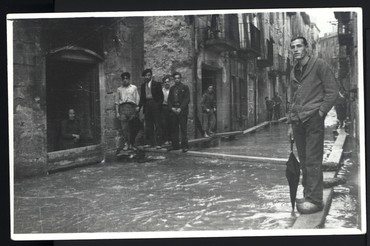 Inundació de Banyoles a causa del desbordament de l'estany. Carrer Major
