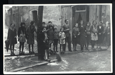 Inundació de Banyoles a causa del desbordament de l'estany. Habitants a la plaça de la Font inundada
