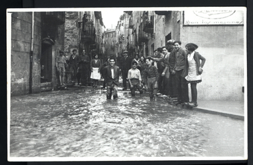 Inundació de Banyoles a causa del desbordament de l'estany. Habitants al carrer Major