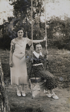Carme Arbell asseguda en un gronxador i una amiga