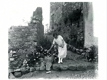 Noia en un carrer de la Vila Vella de Tossa de Mar
