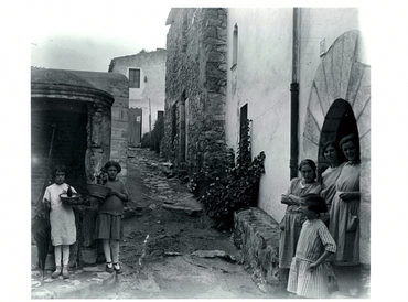 Carrer de la Vila Vella de Tossa de Mar amb dones i nenes