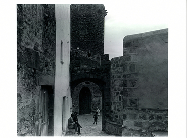 Carrer de la Vila Vella de Tossa amb gent