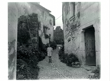 Nena en un carrer de la Vila Vella de Tossa de Mar