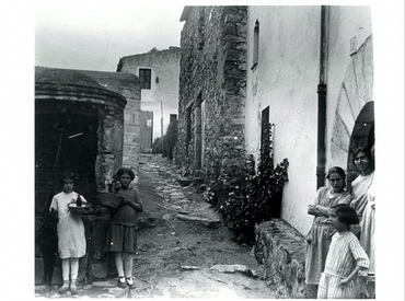 Carrer de la Vila Vella de Tossa de Mar amb dones i nenes