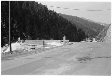 Arranjament d'un pas superior sobre el ferrocarril a la carretera d'Alp a la Molina