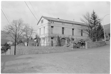 Façana d'una casa amb jardí a Planoles