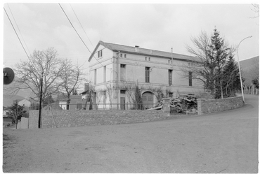 Façana d'una casa amb jardí a Planoles