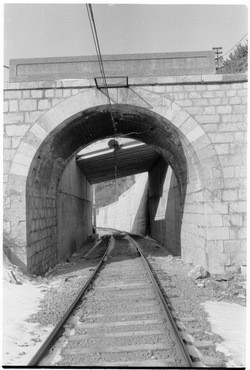 Arranjament d'un pas superior sobre el ferrocarril a la carretera d'Alp a la Molina