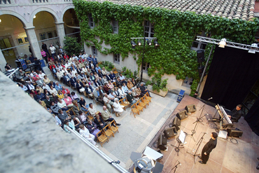 Actuacions musicals i espectacles famililars al Pati Cultural de la Diputació de Girona en motiu de Temps de Flors: Cobla Amoga, Capella Polifònica, Orquestra de Cambra de l'Empordà, Jove Orquestra del Conservatori de Música de Girona, Païs de Xauxa, Quim Portet, Feliu Ventura, Singlot
