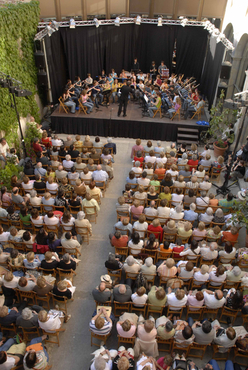 Actuacions musicals i espectacles famililars al Pati Cultural de la Diputació de Girona en motiu de Temps de Flors: Cobla Amoga, Capella Polifònica, Orquestra de Cambra de l'Empordà, Jove Orquestra del Conservatori de Música de Girona, Païs de Xauxa, Quim Portet, Feliu Ventura, Singlot