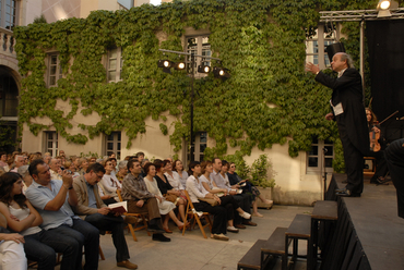 Actuacions musicals i espectacles famililars al Pati Cultural de la Diputació de Girona en motiu de Temps de Flors: Cobla Amoga, Capella Polifònica, Orquestra de Cambra de l'Empordà, Jove Orquestra del Conservatori de Música de Girona, Païs de Xauxa, Quim Portet, Feliu Ventura, Singlot