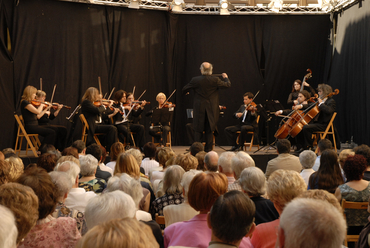 Actuacions musicals i espectacles famililars al Pati Cultural de la Diputació de Girona en motiu de Temps de Flors: Cobla Amoga, Capella Polifònica, Orquestra de Cambra de l'Empordà, Jove Orquestra del Conservatori de Música de Girona, Païs de Xauxa, Quim Portet, Feliu Ventura, Singlot
