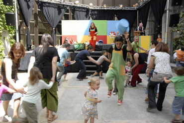 Actuacions musicals i espectacles famililars al Pati Cultural de la Diputació de Girona en motiu de Temps de Flors: Cobla Amoga, Capella Polifònica, Orquestra de Cambra de l'Empordà, Jove Orquestra del Conservatori de Música de Girona, Païs de Xauxa, Quim Portet, Feliu Ventura, Singlot