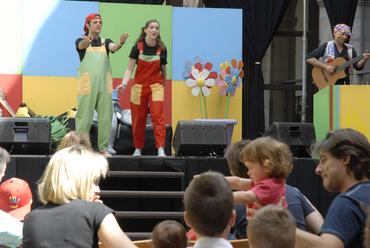 Actuacions musicals i espectacles famililars al Pati Cultural de la Diputació de Girona en motiu de Temps de Flors: Cobla Amoga, Capella Polifònica, Orquestra de Cambra de l'Empordà, Jove Orquestra del Conservatori de Música de Girona, Païs de Xauxa, Quim Portet, Feliu Ventura, Singlot