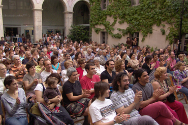 Actuacions musicals i espectacles famililars al Pati Cultural de la Diputació de Girona en motiu de Temps de Flors: Cobla Amoga, Capella Polifònica, Orquestra de Cambra de l'Empordà, Jove Orquestra del Conservatori de Música de Girona, Païs de Xauxa, Quim Portet, Feliu Ventura, Singlot