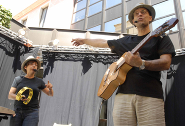 Actuacions musicals i espectacles famililars al Pati Cultural de la Diputació de Girona en motiu de Temps de Flors: Cobla Amoga, Capella Polifònica, Orquestra de Cambra de l'Empordà, Jove Orquestra del Conservatori de Música de Girona, Païs de Xauxa, Quim Portet, Feliu Ventura, Singlot