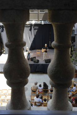 Actuacions musicals i espectacles famililars al Pati Cultural de la Diputació de Girona en motiu de Temps de Flors: Cobla Amoga, Capella Polifònica, Orquestra de Cambra de l'Empordà, Jove Orquestra del Conservatori de Música de Girona, Païs de Xauxa, Quim Portet, Feliu Ventura, Singlot