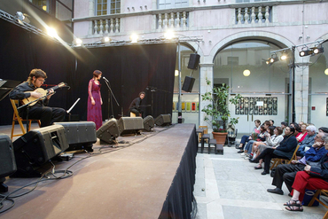 Actuacions musicals i espectacles famililars al Pati Cultural de la Diputació de Girona en motiu de Temps de Flors: Cobla Amoga, Capella Polifònica, Orquestra de Cambra de l'Empordà, Jove Orquestra del Conservatori de Música de Girona, Païs de Xauxa, Quim Portet, Feliu Ventura, Singlot