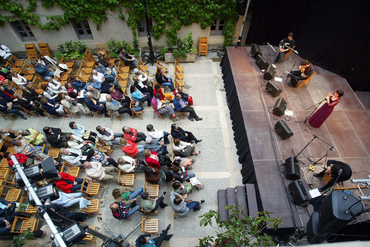 Actuacions musicals i espectacles famililars al Pati Cultural de la Diputació de Girona en motiu de Temps de Flors: Cobla Amoga, Capella Polifònica, Orquestra de Cambra de l'Empordà, Jove Orquestra del Conservatori de Música de Girona, Païs de Xauxa, Quim Portet, Feliu Ventura, Singlot