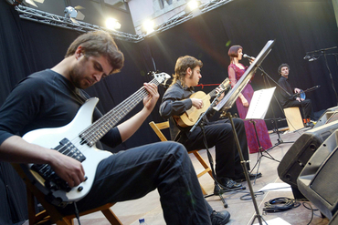 Actuacions musicals i espectacles famililars al Pati Cultural de la Diputació de Girona en motiu de Temps de Flors: Cobla Amoga, Capella Polifònica, Orquestra de Cambra de l'Empordà, Jove Orquestra del Conservatori de Música de Girona, Païs de Xauxa, Quim Portet, Feliu Ventura, Singlot