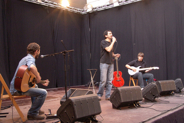 Actuacions musicals i espectacles famililars al Pati Cultural de la Diputació de Girona en motiu de Temps de Flors: Cobla Amoga, Capella Polifònica, Orquestra de Cambra de l'Empordà, Jove Orquestra del Conservatori de Música de Girona, Païs de Xauxa, Quim Portet, Feliu Ventura, Singlot