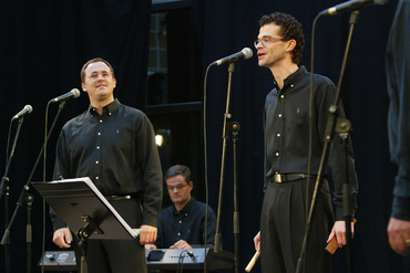 Actuacions musicals i espectacles famililars al Pati Cultural de la Diputació de Girona en motiu de Temps de Flors: Cobla Amoga, Capella Polifònica, Orquestra de Cambra de l'Empordà, Jove Orquestra del Conservatori de Música de Girona, Païs de Xauxa, Quim Portet, Feliu Ventura, Singlot