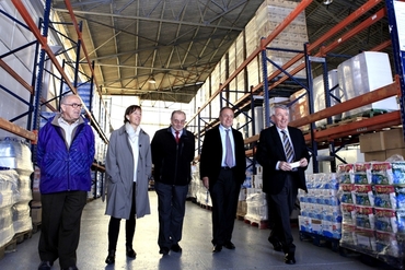 El president de la Diputació de Girona, Joan Giraut, a l'acte de donació d'una furgoneta amb cambra frigorífica per a la Fundació Banc dels Aliments