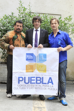 El president de la Diputació de Girona, Joan Giraut, a l'acte de recepció dels 23 grups de teatre amateurs participants a la 13a edició del Festival Internacional de Teatre Amateur de Girona (FITAG) acompanyat de l'alcalde de Girona, Carles Puigdemont, i el director del festival, Martí Peraferrer