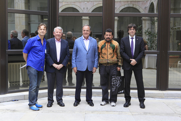 El president de la Diputació de Girona, Joan Giraut, a l'acte de recepció dels 23 grups de teatre amateurs participants a la 13a edició del Festival Internacional de Teatre Amateur de Girona (FITAG) acompanyat de l'alcalde de Girona, Carles Puigdemont, i el director del festival, Martí Peraferrer