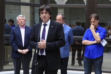 El president de la Diputació de Girona, Joan Giraut, a l'acte de recepció dels 23 grups de teatre amateurs participants a la 13a edició del Festival Internacional de Teatre Amateur de Girona (FITAG) acompanyat de l'alcalde de Girona, Carles Puigdemont, i el director del festival, Martí Peraferrer