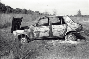 Cotxe cremat en un descampat