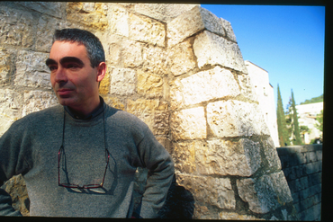 El fotògraf Josep Maria Oliveras en el seu estudi