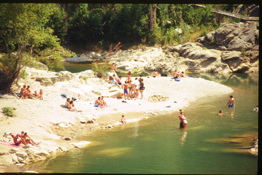 Banyistes al Riu Llierca