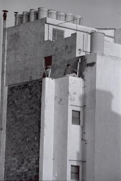 Operaris treballant en una terrassa