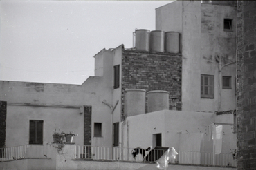 Terrassa d'un edifici amb roba estesa