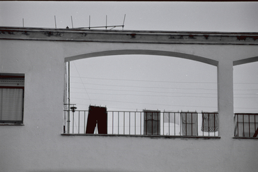 Terrassa d'un edifici amb roba estesa