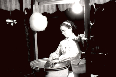 Dona fent núvols de sucre a les Fires de Sant Narcís 