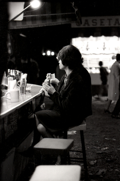Parella menjant a la barra d'un bar ambulant de les Fires de Sant Narcís 