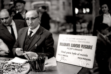 Parada de venta de bolígrafs clauers plegables i perfumats de les Fires de Sant Narcís 