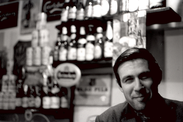 Home en un bar ambulant de les Fires de Sant Narcís