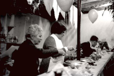 Dones servint menjar en una parada de les Fires de Sant Narcís 