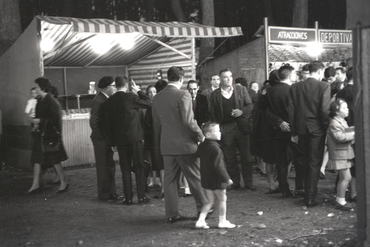 Gent passejant per les parades de les Fires de Sant Narcís 