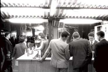 Gent a la barra d'un bar ambulant de les Fires de Sant Narcís 