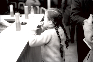 Nena menjant en un bar ambulant de les Fires de Sant Narcís 