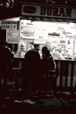 Parella a la barra d'un bar ambulant de les Fires de Sant Narcís 