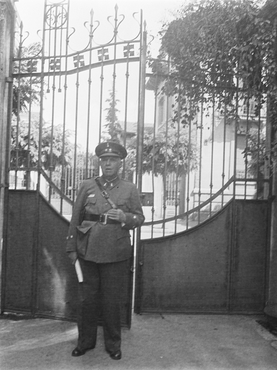 Home gran vestit de militar a León